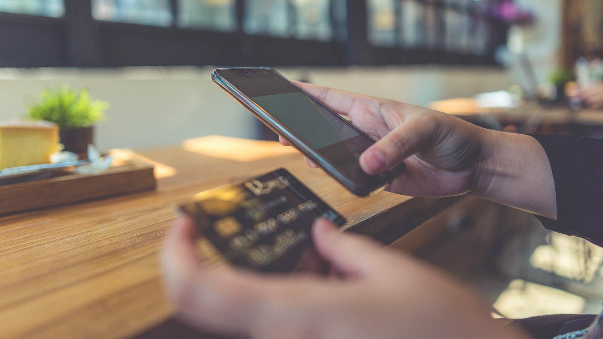 Comment le comportement dans les médias sociaux influence les achats de contrefaçons